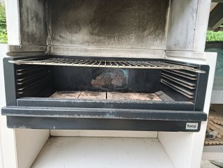 Barbacoa de obra gris y blanca