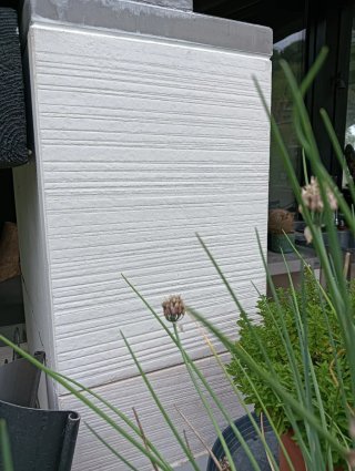 Barbacoa de obra gris y blanca