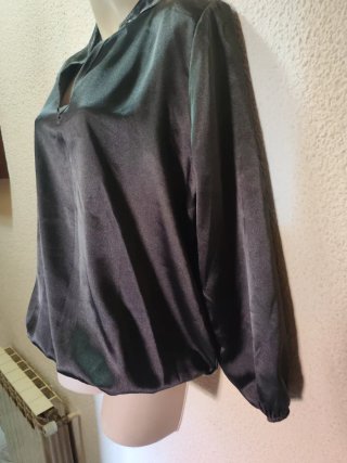 Blusa satinada verde con ojalillos