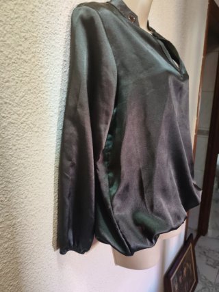 Blusa satinada verde con ojalillos