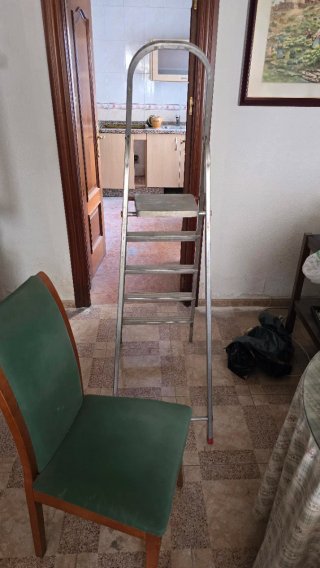 Escalera plegable de aluminio