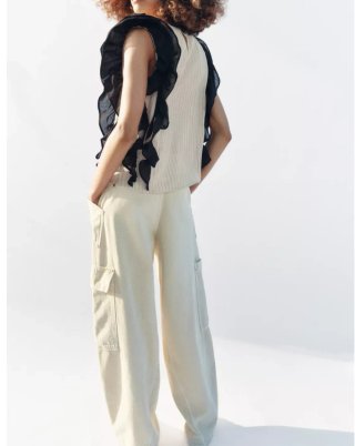 Blusa de rayas con volantes negros