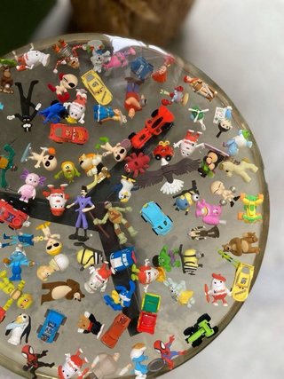 Mesa de resina con figuras