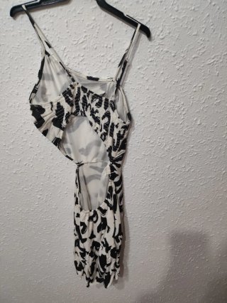 Vestido Stradivarius estampado blanco y negro