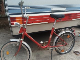 Bicicleta roja plegable