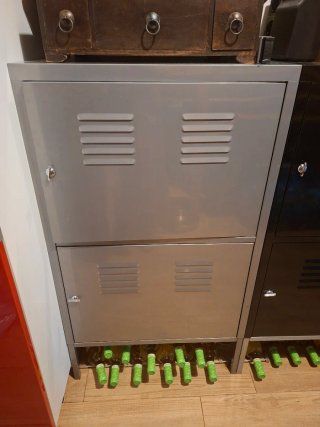 Armarios metálicos Ikea negros y grises