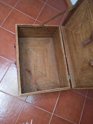 Baúl de mimbre y cuero