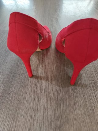 Zapatos de tacón rojos