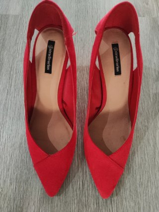 Zapatos de tacón rojos