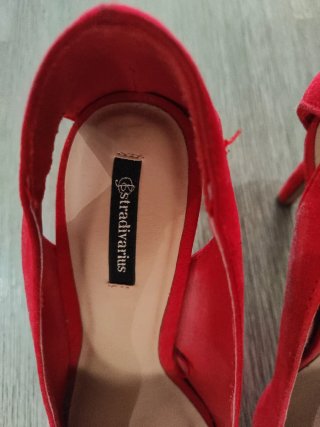 Zapatos de tacón rojos