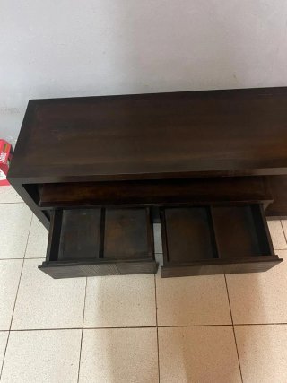 Mueble de madera oscuro