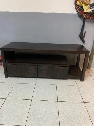 Mueble de madera oscuro