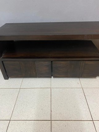 Mueble de madera oscuro