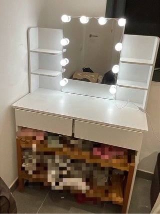 Tocador blanco con espejo y luces