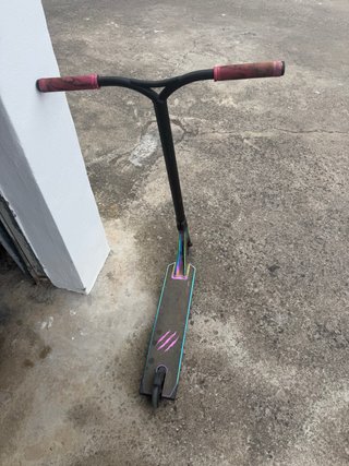 Patinete freestyle con ruedas multicolores