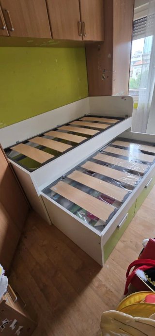 Cama nido blanca y verde