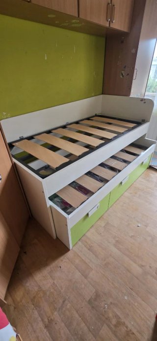 Cama nido blanca y verde