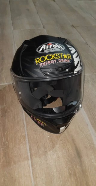 Casco de moto AIROH Rockstar Edicion limitada.