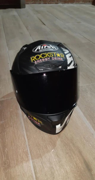 Casco de moto AIROH Rockstar Edicion limitada.