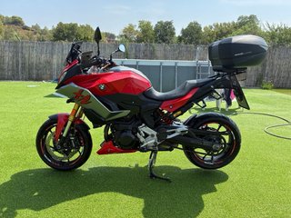 BMW F900XR Roja y Plateada