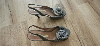 Zapatos Pura López grises y plateados