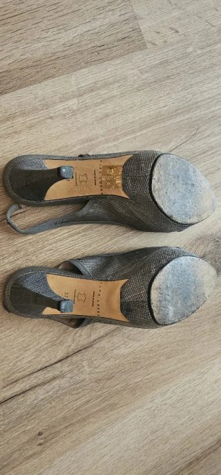 Zapatos Pura López grises y plateados