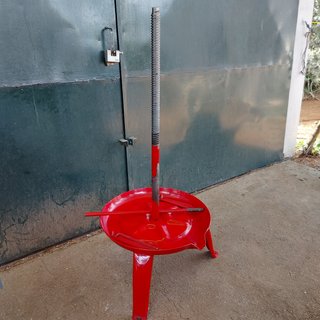 Prensa de Uva de Madera y Metal Roja