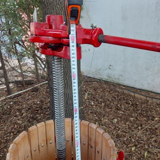 Prensa de Uva de Madera y Metal Roja