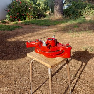 Prensa de Uva de Madera y Metal Roja