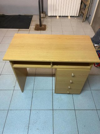 Escritorio de madera con cajones