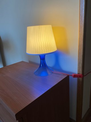 Lámpara de mesita de noche azul y blanca