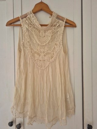 Blusa sin mangas de encaje crema boho