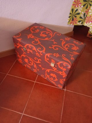 Baúl decorativo marrón y rojo