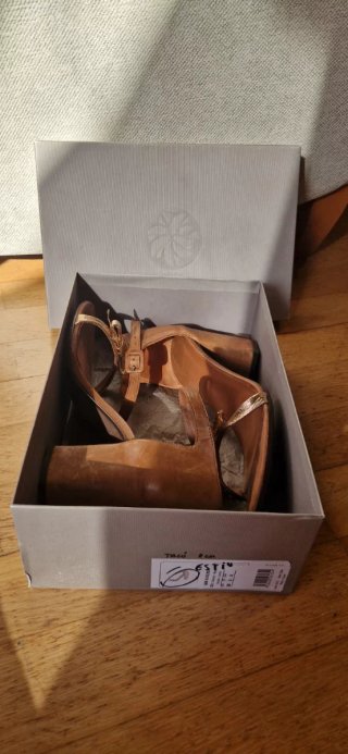 Sandalias Hoss Intropia Tacon Marrón y Dorado