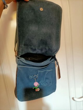 Bolso bandolera denim y piel con zapatillas