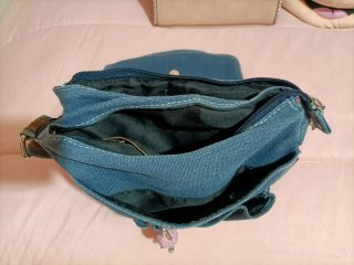 Bolso bandolera denim y piel con zapatillas
