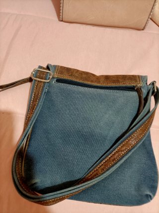Bolso bandolera denim y piel con zapatillas