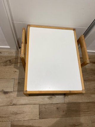 Mesa y sillas de madera para niños