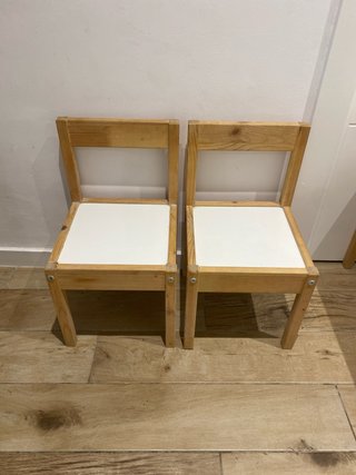 Mesa y sillas de madera para niños