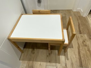 Mesa y sillas de madera para niños