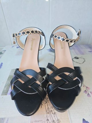Sandalias tacón negras con pedrería