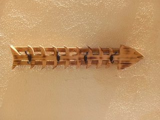 Perchero artesanal de peces de madera