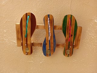 Perchero artesanal de peces de madera
