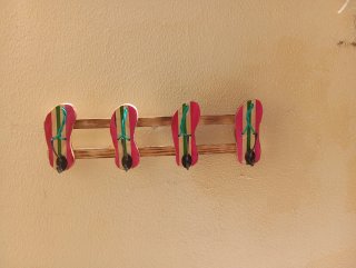 Perchero artesanal de peces de madera