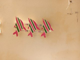 Perchero artesanal de peces de madera