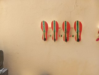 Perchero artesanal de peces de madera