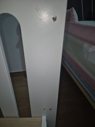 Cuna de bebé blanca con osito