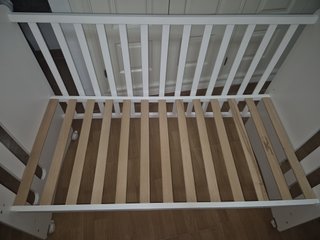 Cuna de bebé blanca con osito