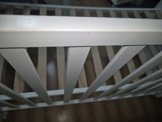 Cuna de bebé blanca con osito