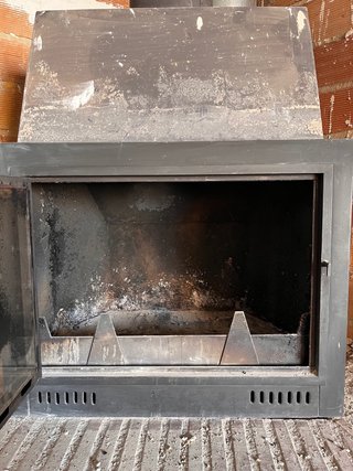 Chimenea de leña metálica y cristal